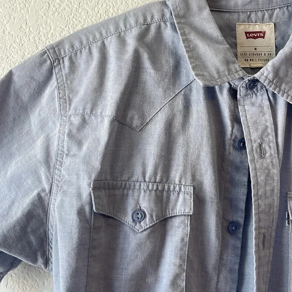 Levi’s pale blue button up top Medium - Picture 3 of 6